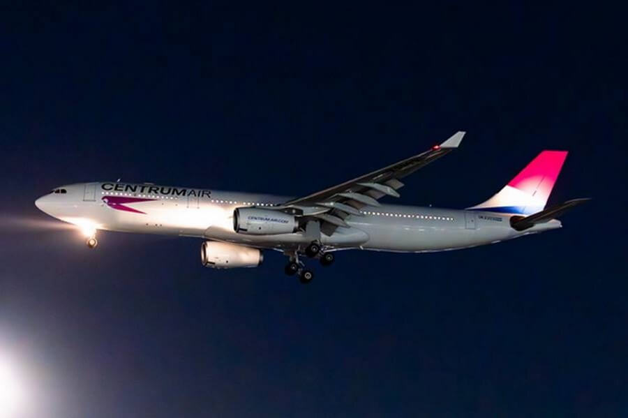 Широкофюзеляжный Airbus A330-300 Centrum Air в ночном небе